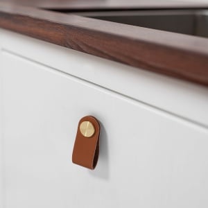Maner piele cu insertii metalice pentru mobilier, model Pangu, distanta dintre gauri = 128 mm, finisaj negru/alama periata | maro/alama periata