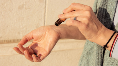 Cum să integrezi uleiurile esențiale în viața ta de zi cu zi – Ghid practic și terapeutic