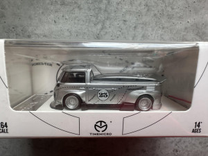 1:64 VW T1 Pickup Silver Pig with Figure - Img 2