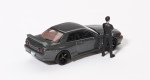 1:64 Nissan Skyline GT-R (R32) Gunmetal with Matsuda Figure - Img 2