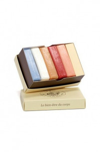 Cutie lux cu 6 x 125g sapunuri cu Unt de Shea la alegere