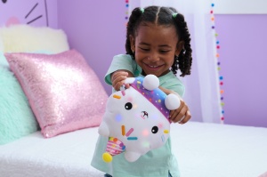 GABBYS DOLLHOUSE PLUS STRALUCITOR MOTANUL BRIOSEL 25CM - Img 4