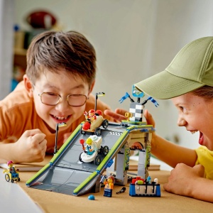 LEGO CITY FARA LIMITE: RAMPA PENTRU CURSE DE MASINI 60460 - Img 3
