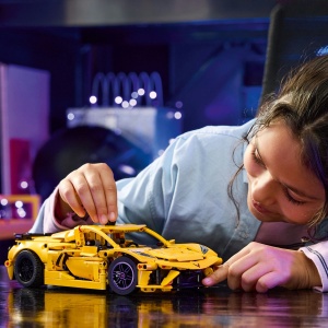 LEGO TECHNIC CHEVROLET CORVETTE STINGRAY 42205 - Img 3