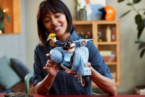 LEGO ICONICS VEHICULE ICONICE VESPA 125 10298 - Img 3