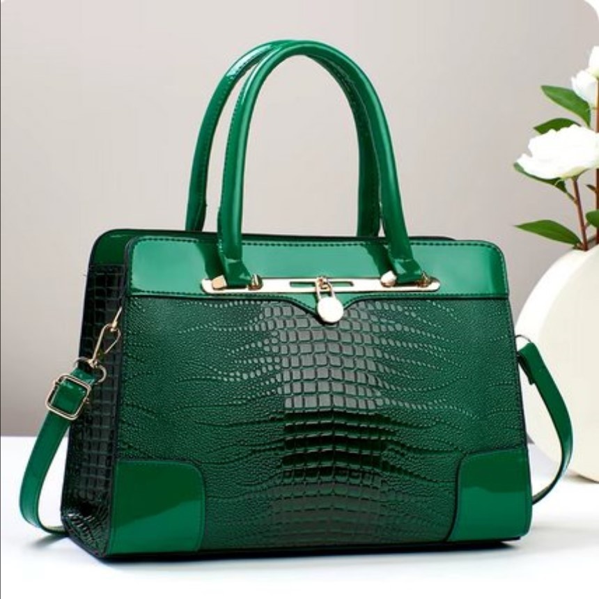 Geanta verde / poseta verde lacuita de dama, Zaria, cu ornament auriu