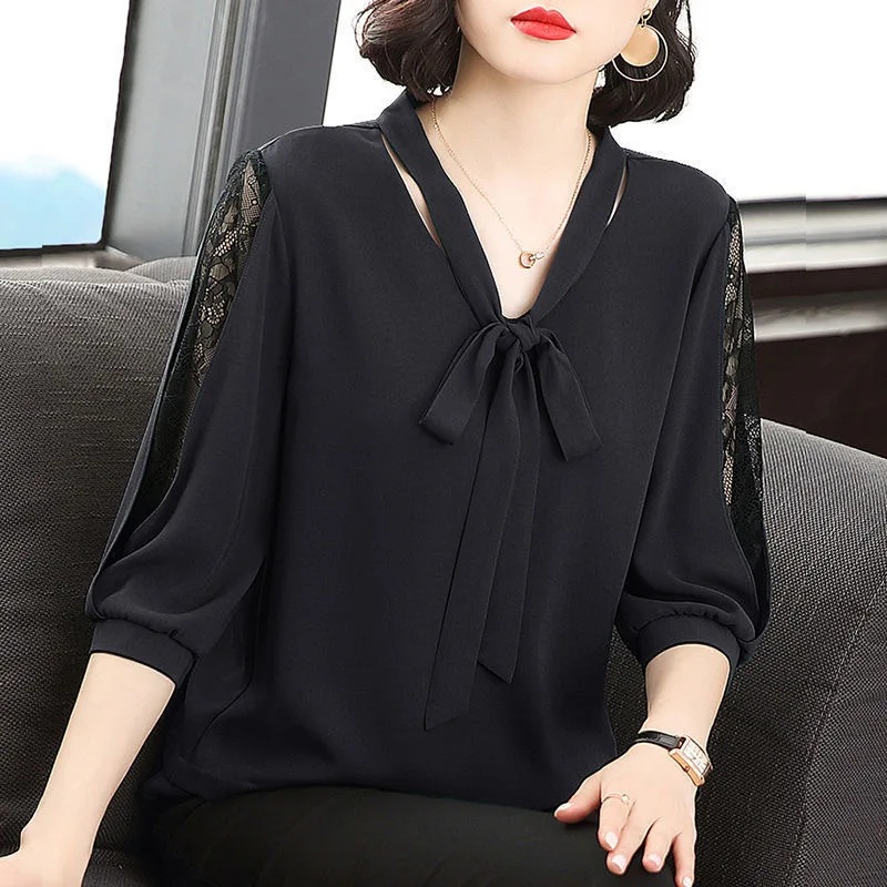 Bluza neagra eleganta cu voal brodat inserat, model 145