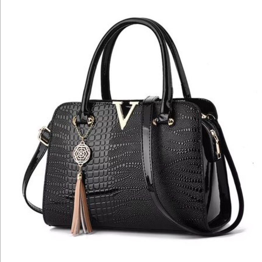 Geanta neagra / poseta neagra, lacuita, de dama, Donna, aspect deosebit, cu pandantiv