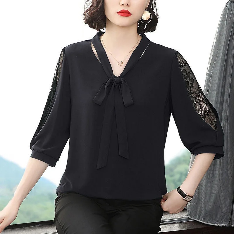 Bluza neagra eleganta cu voal brodat inserat, model 145