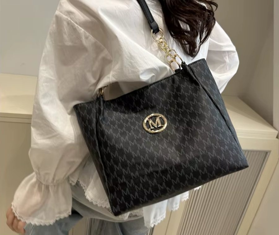 Geanta neagra de dama, incapatoare, Margot