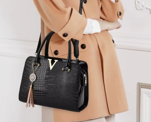Geanta neagra / poseta neagra, lacuita, de dama, Donna, aspect deosebit, cu pandantiv - Img 3
