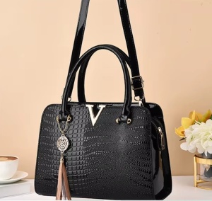 Geanta neagra / poseta neagra, lacuita, de dama, Donna, aspect deosebit, cu pandantiv - Img 4
