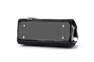 Geanta neagra / poseta neagra, lacuita, de dama, Donna, aspect deosebit, cu pandantiv - Img 6