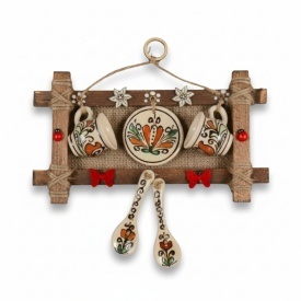 Decoratiune ceramica de agatat lucrata manual, rama din lemn si panza, motive traditionale, 21 x 28 cm