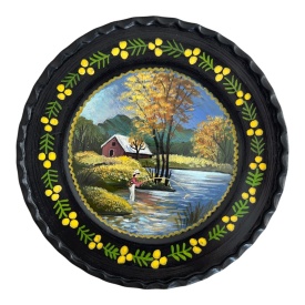 Farfurie ceramică neagră pictată manual – Peisaj cu pescar, casă tradițională și râu, 24 cm, Bucovina