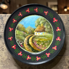 Farfurie decorativa ceramica neagra Marginea - Pictata manual cu casuta traditionala si drum serpuind, 24 cm - Img 2
