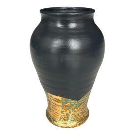 Vază ceramică neagră decorată manual cu foiță de aur antichizată – 20 cm