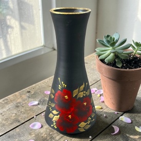 Vaza din ceramica neagra de marginea, 25 cm, pictata manual cu flori rosii – model evazat, autentica - Img 2