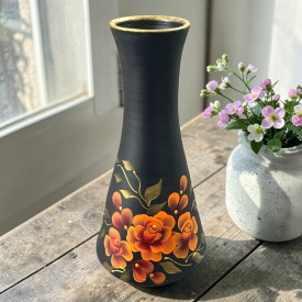 Vaza din ceramica neagra de marginea, 25 cm, pictata manual cu flori portocalii – model evazat, autentica - Img 2