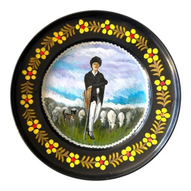 Farfurie decorativă 30 cm pictată manual – cioban cu turma de oi și câine, inspirată din Miorița, ceramică tradițională Marginea
