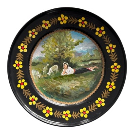 Farfurie decorativă 30 cm pictată manual – țărancă păzind oile, ceramică tradițională Marginea