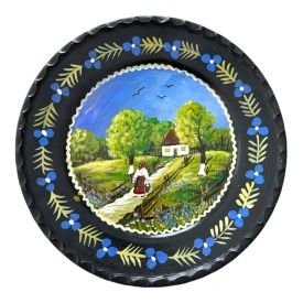 Farfurie decorativa ceramica neagra Marginea - Pictata manual peisaj gospodarie traditionala si femeie, 24 cm