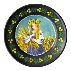 Farfurie decorativa perete pictata manual 24 cm – Obiect artizanal cu scena traditionala romaneasca