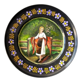 Farfurie decorativă 30 cm pictată manual – țărancă pictata manual, ceramică tradițională Marginea