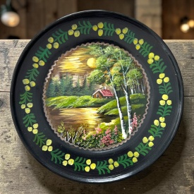 Farfurie decorativa ceramica neagra Marginea - Pictata manual cu peisaj lac si cabana, 24 cm - Img 2