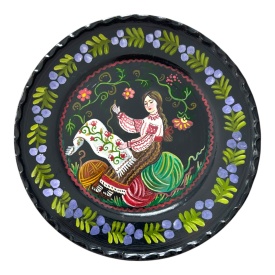 Farfurie decorativa ceramica neagra Marginea - Pictata manual femeie lucrand la gherghef, 24 cm