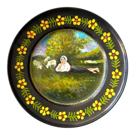Farfurie decorativă 30 cm pictată manual – țărăncuță cu turma de oi după Nicolae Grigorescu, ceramică tradițională Marginea