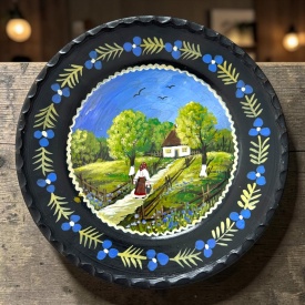Farfurie decorativa ceramica neagra Marginea - Pictata manual peisaj gospodarie traditionala si femeie, 24 cm - Img 2