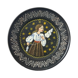 Farfurie din ceramica, de perete, pictura manuala, traditii romanesti, gospodina torcand lana, 24 cm