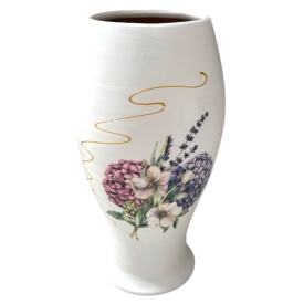 Vază ceramică albă cu liliac și detalii aurii, lucrată manual la Marginea, 25 cm