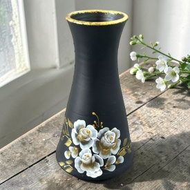 Vaza din ceramica neagra de marginea, 25 cm, pictata manual cu trandafiri albi – model evazat, autentica - Img 2
