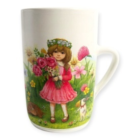 Vaza alba tip carafa cu maner 20 cm, decor fetita in camp de flori cu buchet, accent decorativ pentru casa