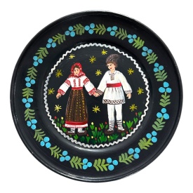Farfurie ceramică pictată manual – Doi țărani în port tradițional, 24 cm, Bucovina