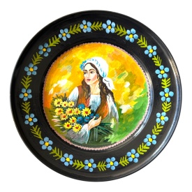 Farfurie decorativă 24 cm pictată manual – țărancă cu buchet de flori, ceramică tradițională Marginea