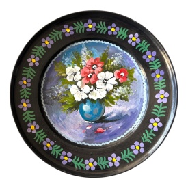 Farfurie decorativă 30 cm pictată manual – vaza albastră cu flori albe și roșii pe fundal lila, ceramică artizanală