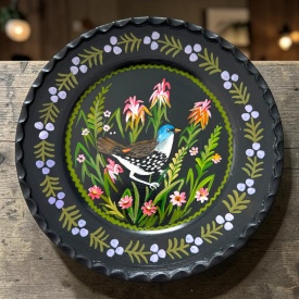Farfurie decorativa ceramica neagra Marginea - Pictata manual cu pasare si flori de camp, 24 cm - Img 2