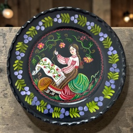 Farfurie decorativa ceramica neagra Marginea - Pictata manual femeie lucrand la gherghef, 24 cm - Img 2