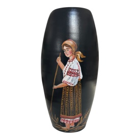 Vază 30 cm cu țărancă în costum tradițional la muncă pe câmp – Ceramica Martinescu
