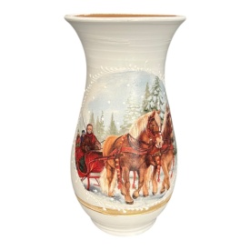 Vază ceramică albă „plimbare cu căruța în zăpadă” – cai, bunic și copii, decor vesel de iarnă