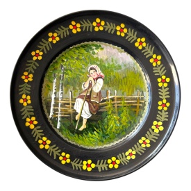 Farfurie decorativă 30 cm pictată manual – pictură cu țărancă, ceramică tradițională Marginea