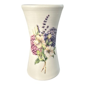 Vaza alba, buchet de flori