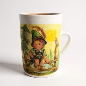 Vaza alba tip carafa 20 cm cu maner, decor copil padurar la marginea padurii, accent verde - Img 2