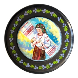 Farfurie decorativă 30 cm pictată manual – țărancă cu bebeluș și ștergar tradițional, ceramică Marginea