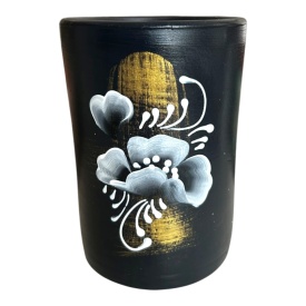 Vaza ceramica neagra pictata manual cu flori albe, decor handmade, 16 cm