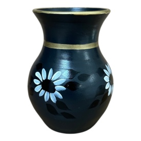 Vaza ceramica neagra, pictata manual, flori albe, detalii aurii, decor handmade, 20 cm