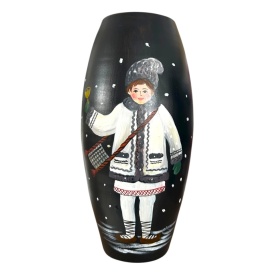 Vază ceramică pictată manual 30 cm – băiat în haine tradiționale de iarnă mergând la colindat, Marginea